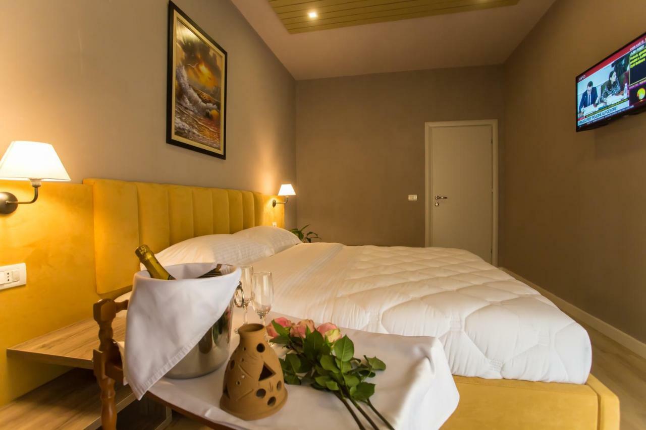 Vila Verde Beach Hotel Durrës Eksteriør billede