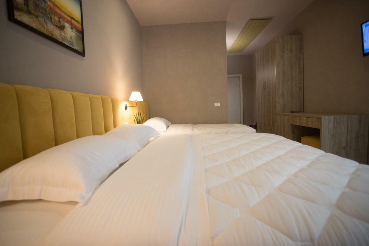 Vila Verde Beach Hotel Durrës Eksteriør billede