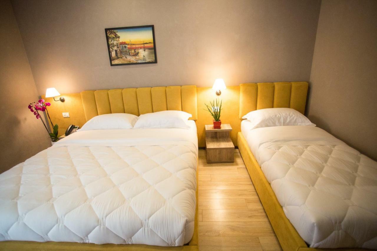 Vila Verde Beach Hotel Durrës Eksteriør billede