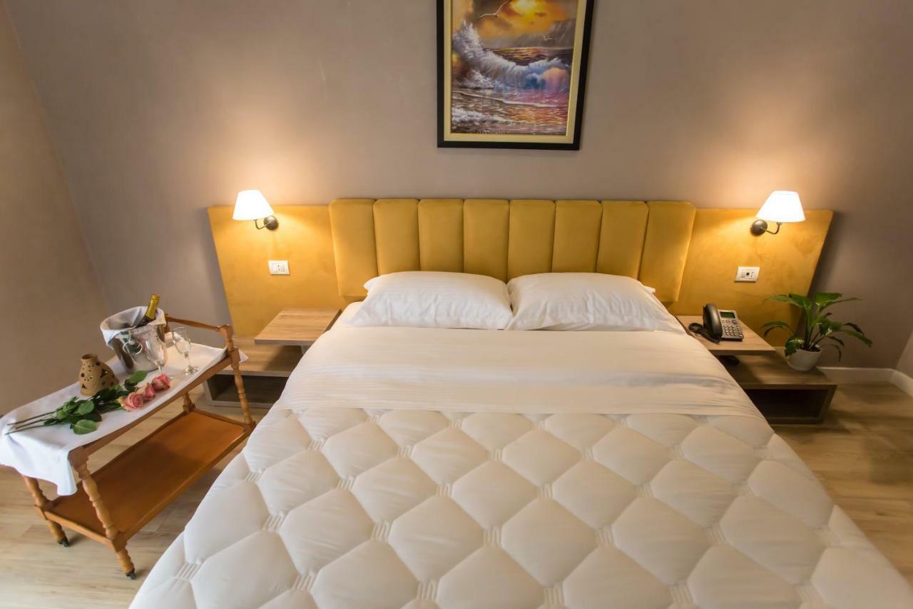Vila Verde Beach Hotel Durrës Eksteriør billede