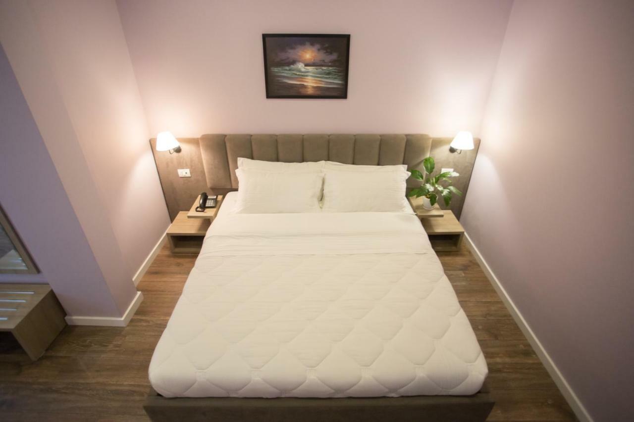 Vila Verde Beach Hotel Durrës Eksteriør billede